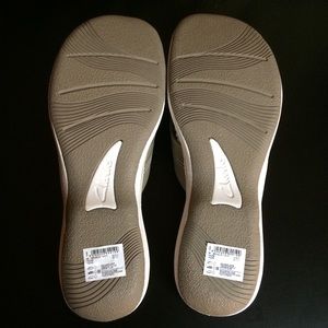 cloudsteppers by clarks brinkley drift flip flop